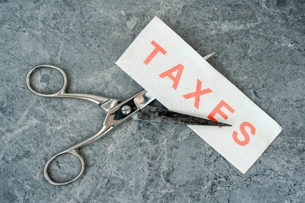 Tesoura Cortando Palavra Impostos Pedaço Papel Conceito Fiscal — Fotografia de Stock