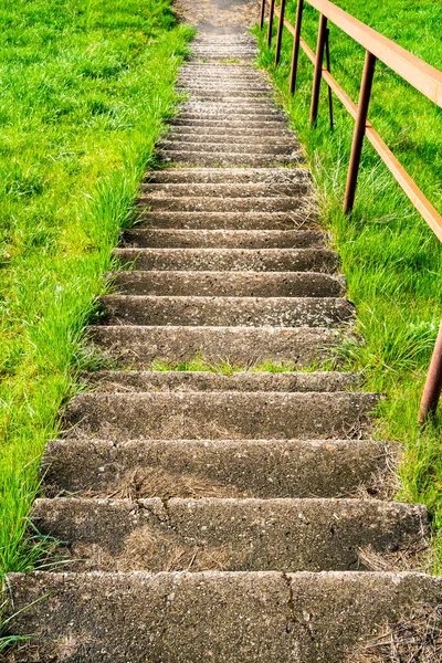 Escaleras Bajando Colina Con Pavimento Hormigón Medio Hierba Verde —  Fotos de Stock