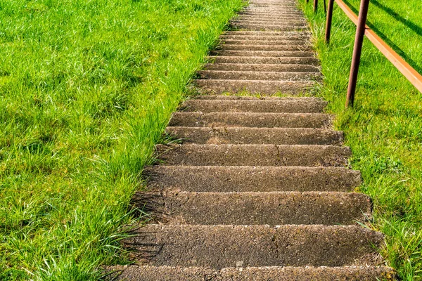 Velhas Escadas Descendo Colina Com Piso Pavimentação Concreto Meio Grama — Fotografia de Stock