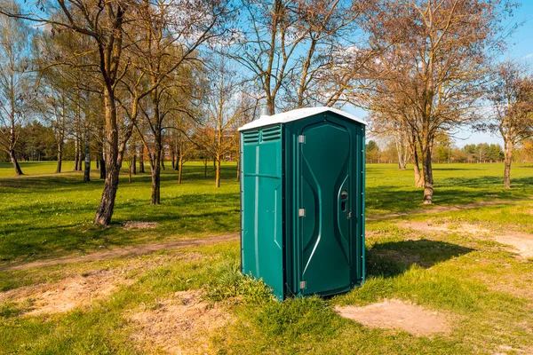 Toalete Plástico Portátil Verde Transportable Moderno Projetado Banheiro Público Rua — Fotografia de Stock