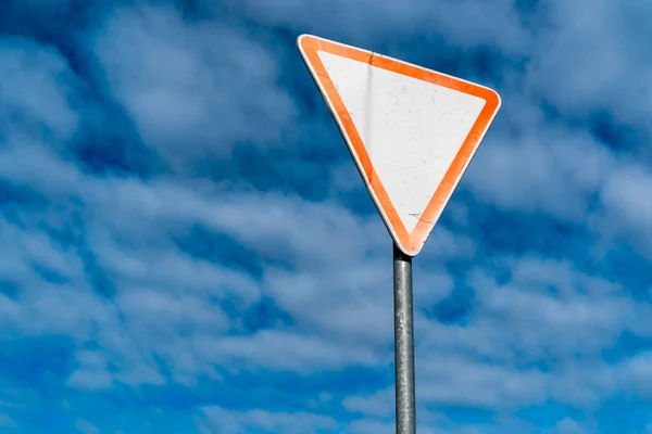 Международный Дорожный Знак Доходность Дорога Голубое Небо Небольшими Облаками Фоне — стоковое фото