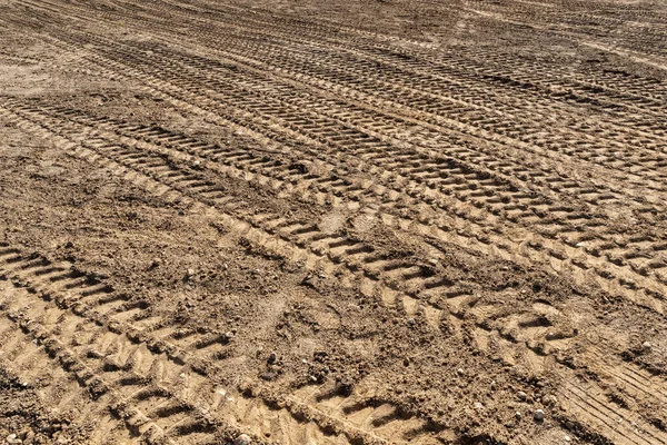 クローラーブルドーザーを操作した後 緩い土の上にマークを追跡します 粘土を動かす鉱山機械 砂利の表面を平滑化 — ストック写真