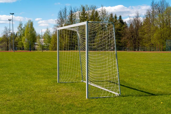 足球的球门在草地上 草地上有小球门和网眼的运动场 — 图库照片