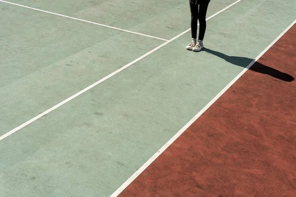 Lastiklenmiş Tenis Kortunda Duran Genç Kız Boşluğu Kopyala — Stok fotoğraf