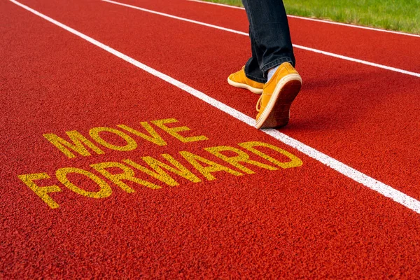 Człowiek Chodzić Czerwonym Gumowane Bieżni Motywacyjnego Cytatu Napisane Move Forward — Zdjęcie stockowe