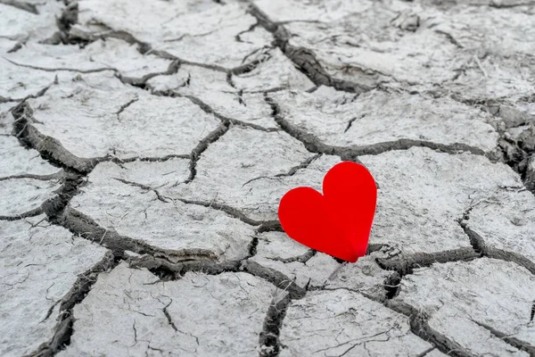 Corazón Papel Rojo Sobre Tierra Seca Agrietada Concepto Romper Una — Foto de Stock