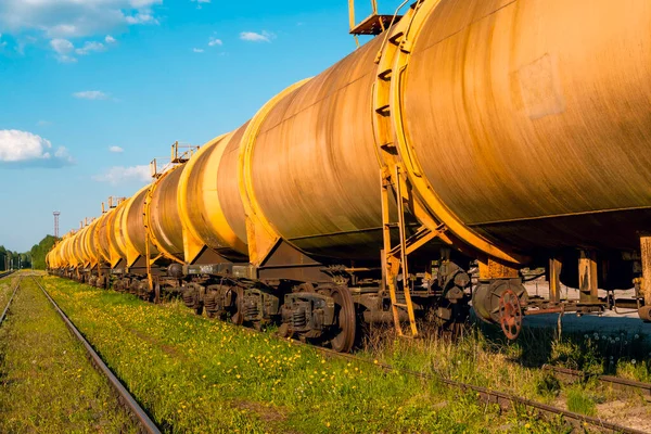 トラック上の原油を輸送するタンカー車の鉄道列車 貨物列車の展望 — ストック写真