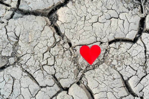 乾燥した亀裂を持つ土地の上に少し赤い紙の心 愛の終わり 悲しみ 裏切り うつ病を分割するという概念 — ストック写真