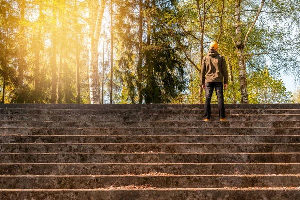 Beton Merdivenlerde Dikilip Ağaçlara Bakan Yalnız Bir Adamın Arka Görüntüsü — Stok fotoğraf