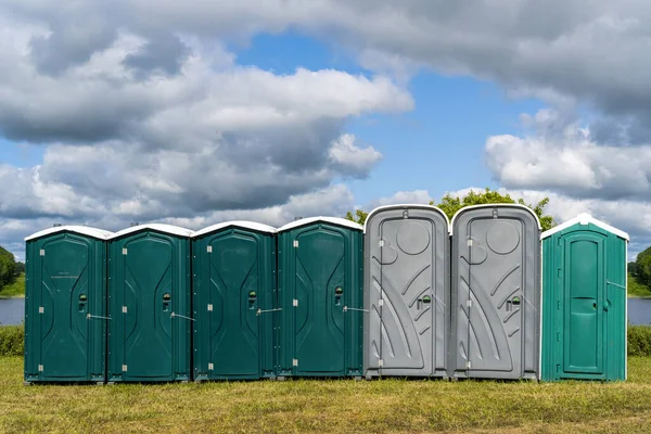 Ряд Пластикових Портативних Туалетів Відкритому Повітрі Багато Відкритих Туалетів — стокове фото