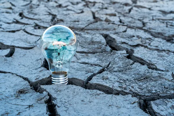 Lâmpada Velha Uma Terra Seca Vazia Conceito Geração Energia Deserto — Fotografia de Stock