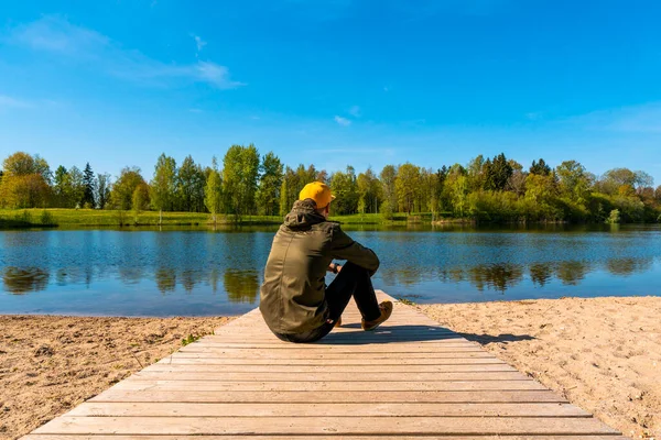 Genç Adam Gölde Tek Başına Oturuyor Hayatı Düşünüyor Doğada Huzurlu — Stok fotoğraf