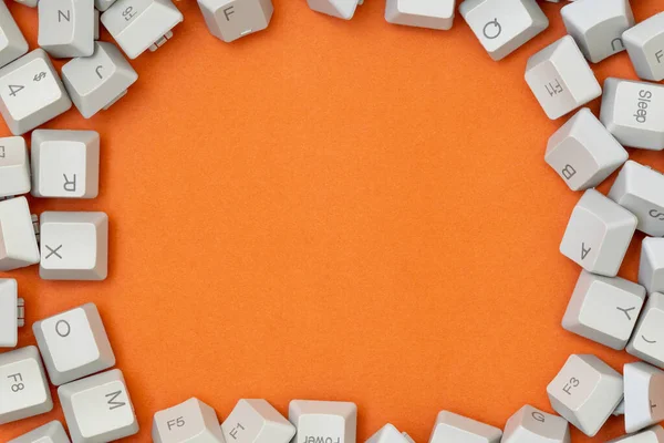 框架结构由橙色背景上的计算机键盘键组成 电脑维修 复制空间 — 图库照片