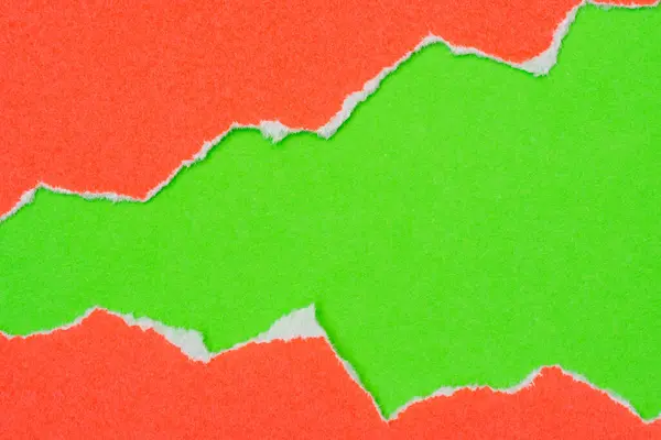 Loch Gerissen Einem Roten Papier Auf Grünem Hintergrund Kopierraum — Stockfoto