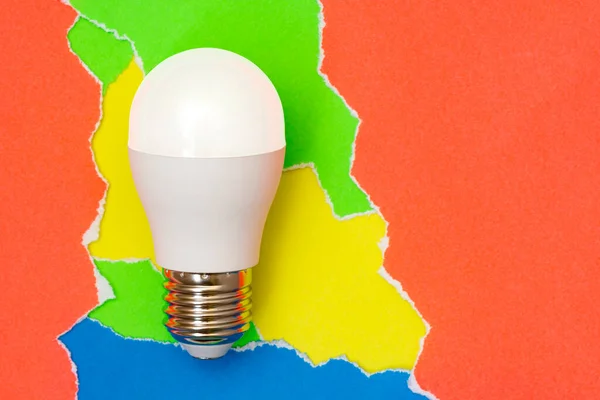 カラーペーパーの背景に白い電球 創造性と新しいアイデアのコンセプト — ストック写真