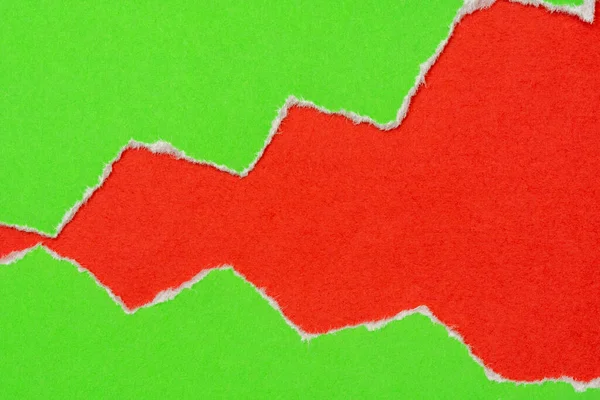 Gat Gescheurd Een Groenboek Rode Achtergrond Kopieerruimte — Stockfoto