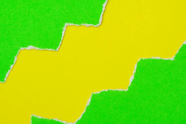 Loch Gerissen Einem Grünen Papier Auf Gelbem Hintergrund Kopierraum — Stockfoto