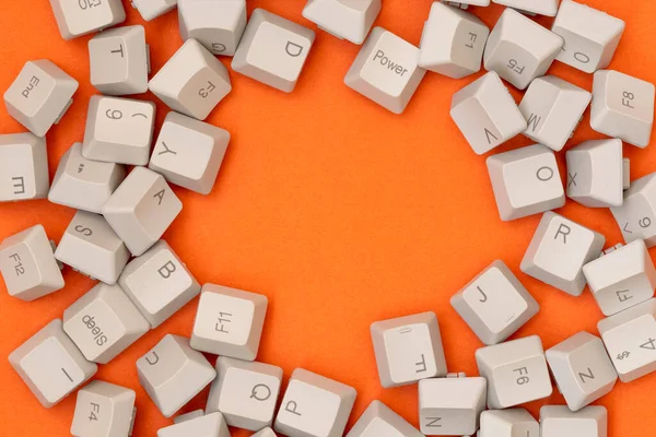 橙色背景上的一堆堆灰色计算机键盘键 电脑维修 复制空间 — 图库照片