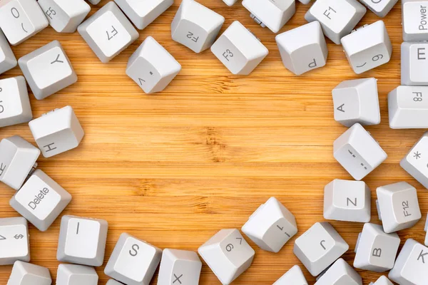 木製の背景にコンピュータのキーボードキーで作られたフレーム サービス コピースペース — ストック写真