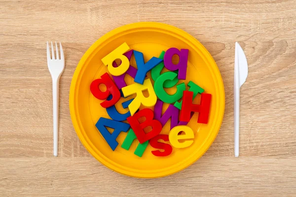 Πιρούνι Μαχαίρι Και Πιάτο Χρωματιστά Γράμματα Πεινασμένος Για Γνώση Έννοια — Φωτογραφία Αρχείου