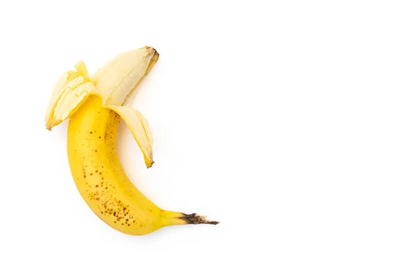 白い背景に熟したバナナの皮をむいた半分 コピースペース — ストック写真
