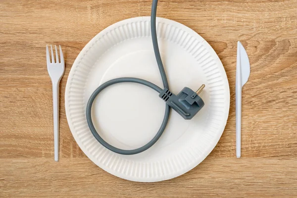 电源插头作为盘中能量的概念 从食物 运动或饮食营养中获取能量 — 图库照片