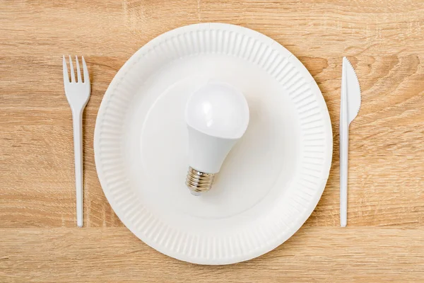 Светодиодная Лампочка Белой Одноразовой Пластине Концептуальный Образ Представляющий Например Идею — стоковое фото