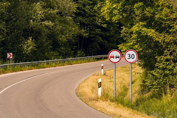 Prohibition Road Sign Předjíždění Silniční Značka Omezení Rychlosti Zakřivené Silnici — Stock fotografie