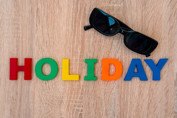 Flat Lay Med Svarta Solglasögon Och Holiday Word Sommarsemester Koncept — Stockfoto