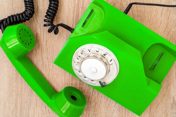木制桌子上的旧绿色电话 顶视图 带有摘下接收机的复古电话 — 图库照片