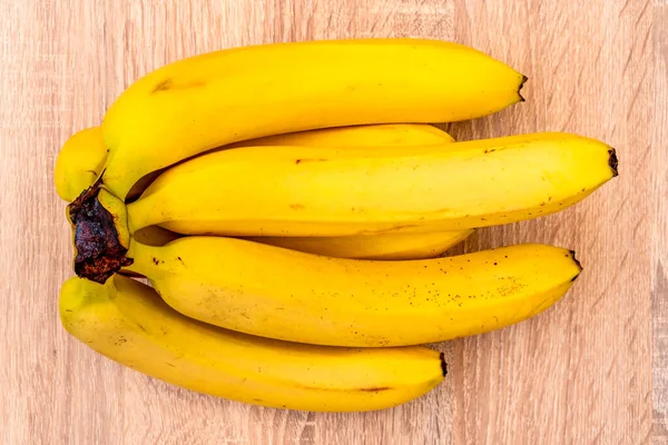 Manojo Plátanos Sobre Fondo Madera Plátanos Orgánicos Maduros Vista Superior — Foto de Stock