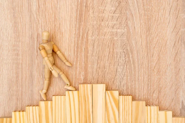 木制洋娃娃走到木块顶上 领导力概念代表领导力选择和商业规划 — 图库照片