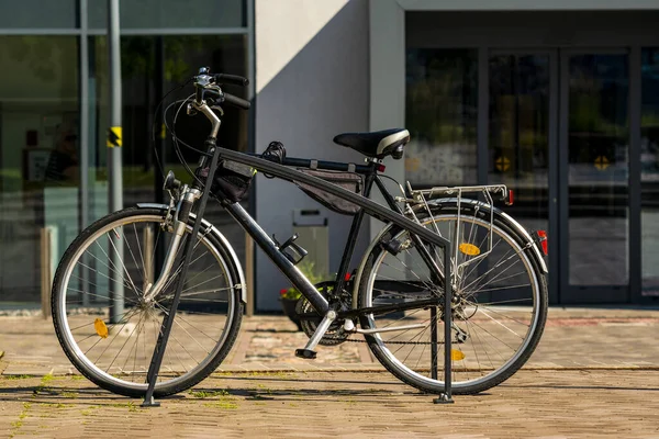 Bicicleta Bloqueada Para Ficar Rua Cidade Bicicleta Preta Clássica Está — Fotografia de Stock