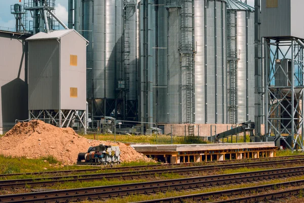 穀物輸送のための新しい鉄道プラットフォームの建設 鉄道車両の積載インフラ — ストック写真