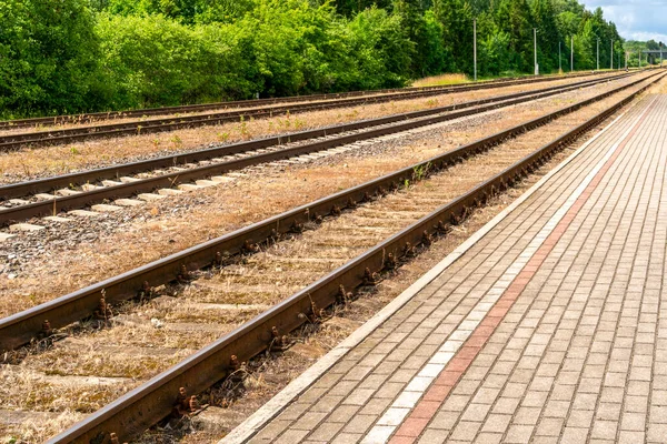 Bahnsteig Mit Pflastersteinen Und Leeren Gleisen — Stockfoto