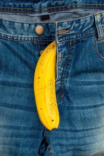 黄色的香蕉从蓝色的裤子牛仔裤里伸出来 潜力概念 — 图库照片