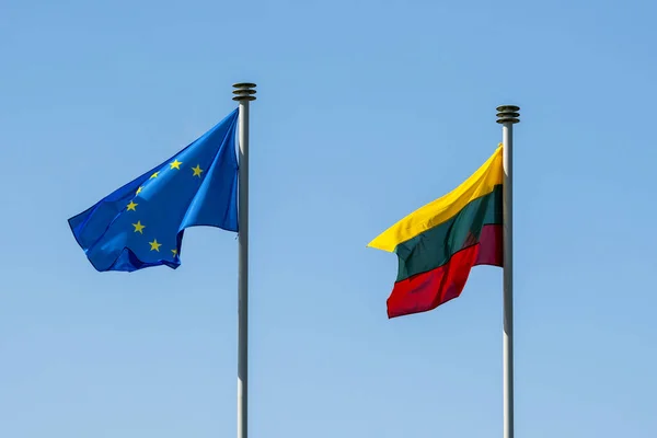 黄色和绿色的立陶宛国旗与欧盟国旗并排飘扬 蓝色的是黄星 — 图库照片