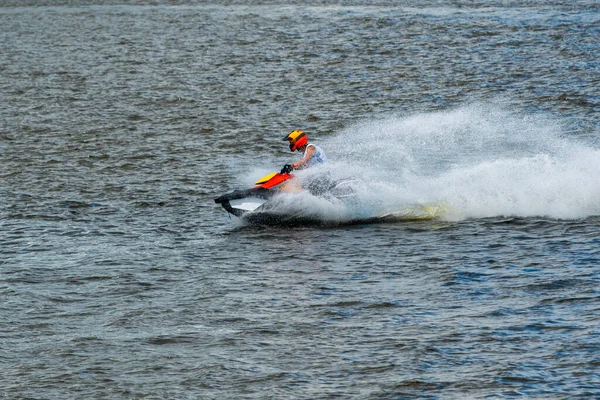 Felismerhetetlen Jet Ski Vezető Akció Közben Show Során Fröccsenő Vízzel — Stock Fotó