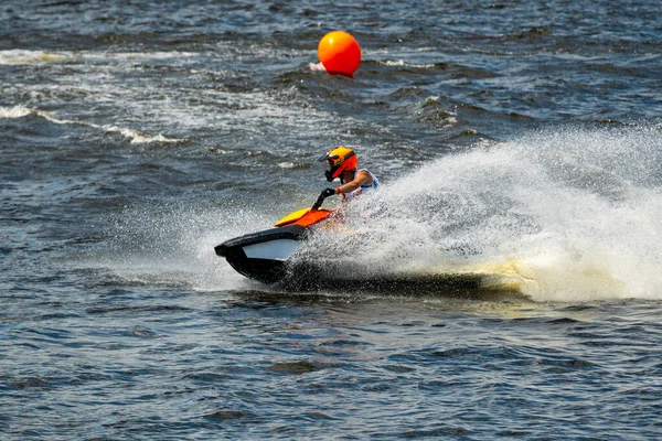 散水水でショー中に行動中の認識できないジェットスキードライバー — ストック写真