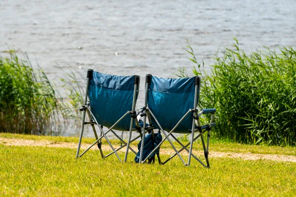 Deux Chaises Camping Vides Bord Lac Pour Camping Plein Air Image En Vente