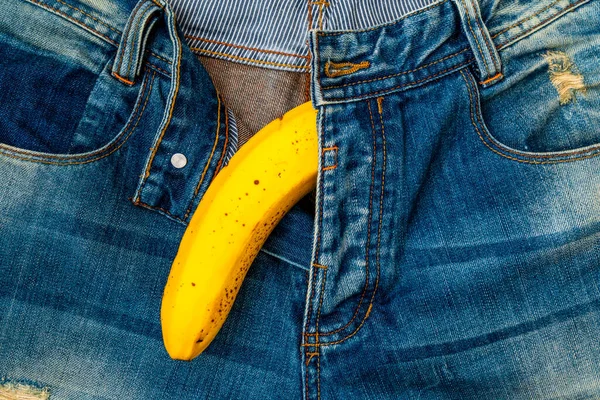 大きなバナナのスティックがメンズのジーンズ メンズ ペニスのような効力概念として — ストック写真