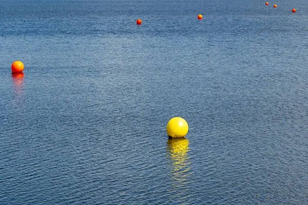 Надувні Жовті Помаранчеві Бухти Блакитній Озерній Воді Безпека Воді Стокове Зображення