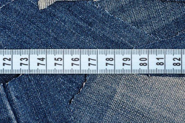 Zmierz Taśmę Niebieski Jeans Nowe Rzeczy Starych Dżinsów Dżinsy Gotowe — Zdjęcie stockowe