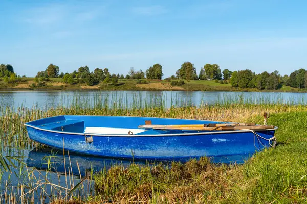 Голубая Деревянная Лодка Оставленная Озере Используется Местными Жителями Рыбалки Стоковая Картинка