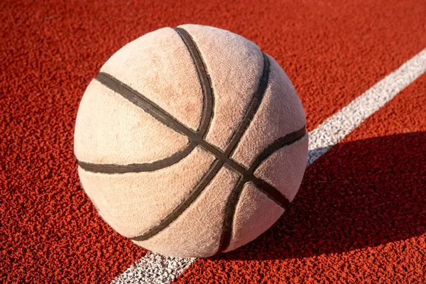 Ein Ausgedienter Basketballball Auf Dem Sportplatz Basketball Auf Dem Städtischen Stockfoto