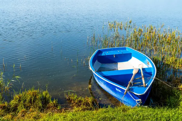 Una Barca Legno Blu Lasciata Vicino Lago Utilizzata Dalla Gente Foto Stock Royalty Free