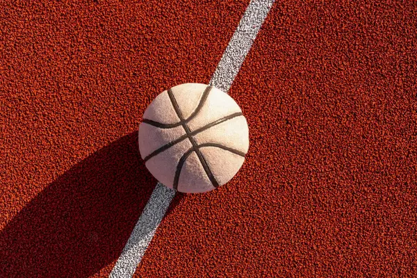 Ein Ausgedienter Basketballball Auf Dem Sportplatz Basketball Auf Dem Städtischen Stockbild