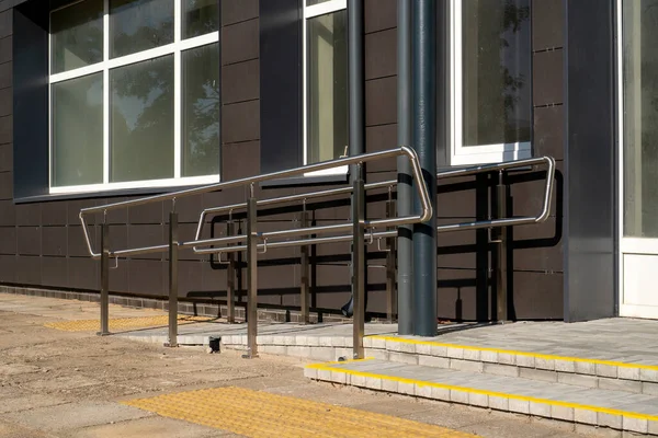 新しく改装された建物の車椅子のためのランプ 歩行障害者のための生活ソリューションの例 ロイヤリティフリーのストック写真