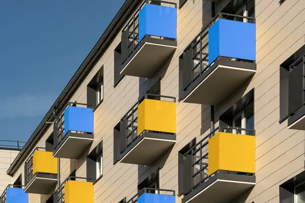 Edifício Fachada Moderna Com Varandas Amarelas Azuis Multi Storey Moderno Imagens Royalty-Free