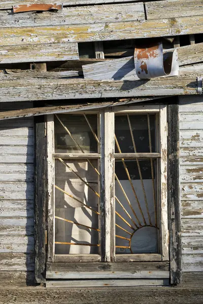 Старе Розбите Вікно Металевою Сіткою Стіна Покинутого Дерев Яного Будинку Ліцензійні Стокові Фото